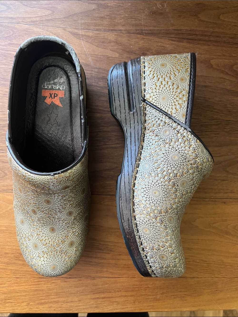 Dansko XP gold medallion clogs 39